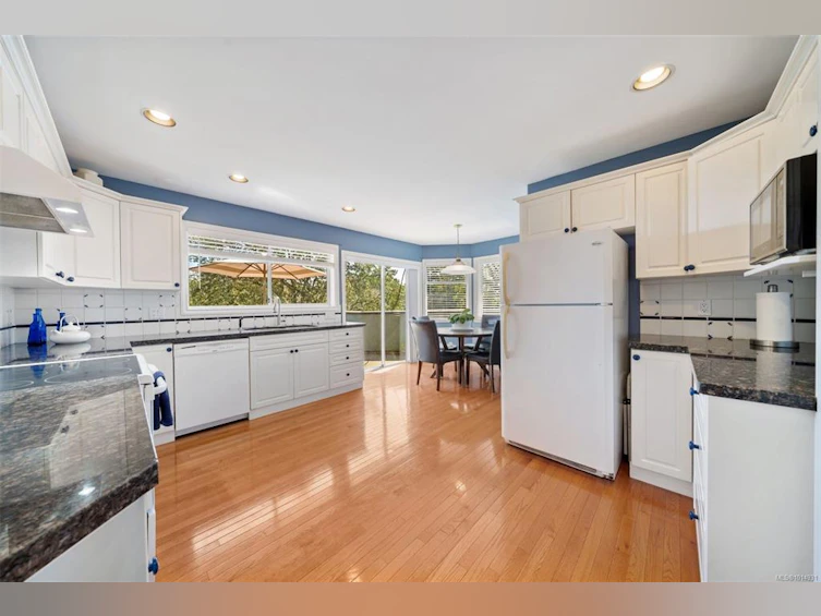 899 Currandale Court, Saanich, BC, V8X 4Y2 - 2