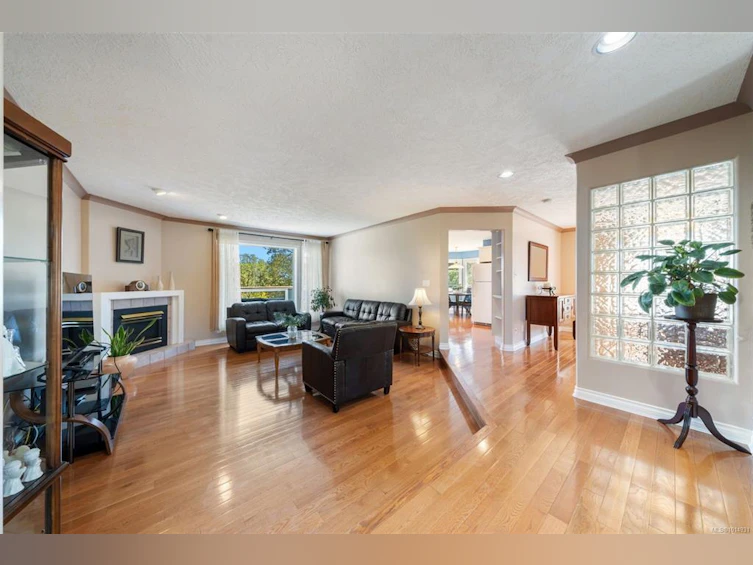 899 Currandale Court, Saanich, BC, V8X 4Y2 - 14