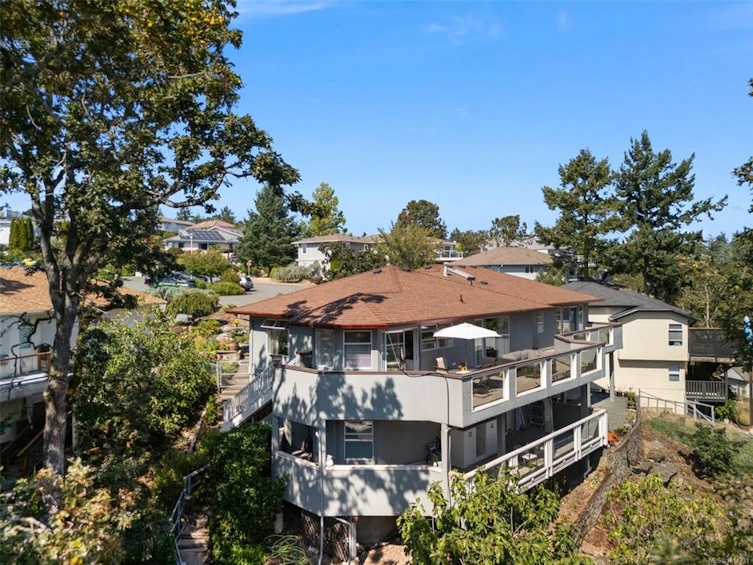 899 Currandale Court, Saanich, BC, V8X 4Y2 - 35