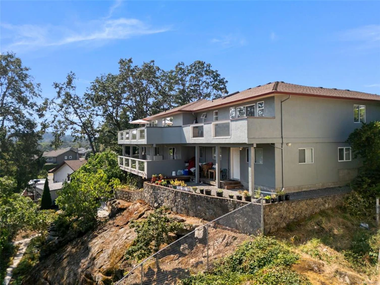 899 Currandale Court, Saanich, BC, V8X 4Y2 - 40