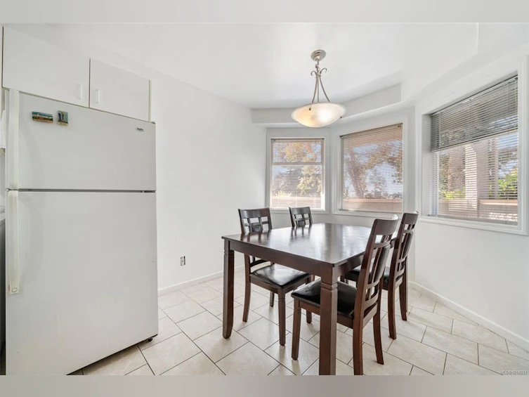 899 Currandale Court, Saanich, BC, V8X 4Y2 - 31