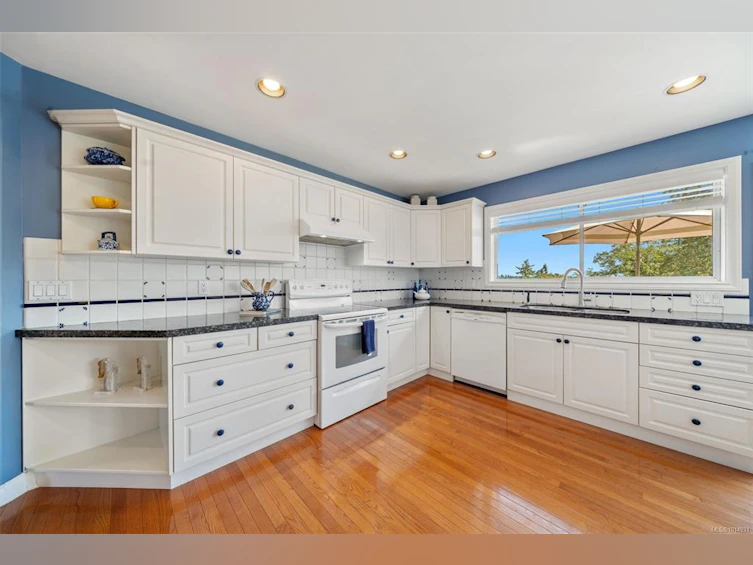 899 Currandale Court, Saanich, BC, V8X 4Y2 - 10