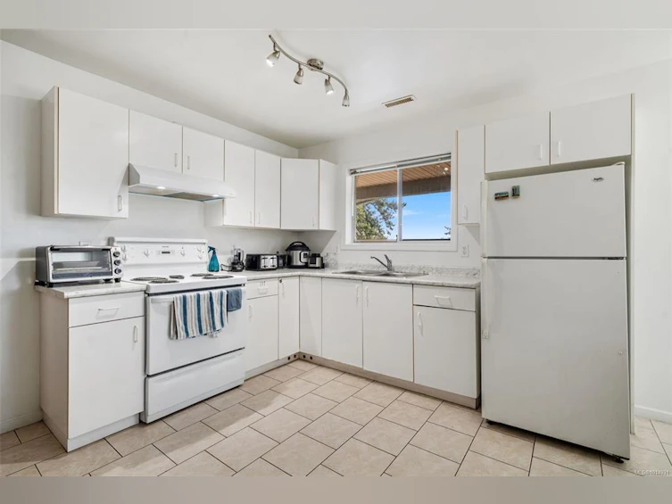 899 Currandale Court, Saanich, BC, V8X 4Y2 - 30