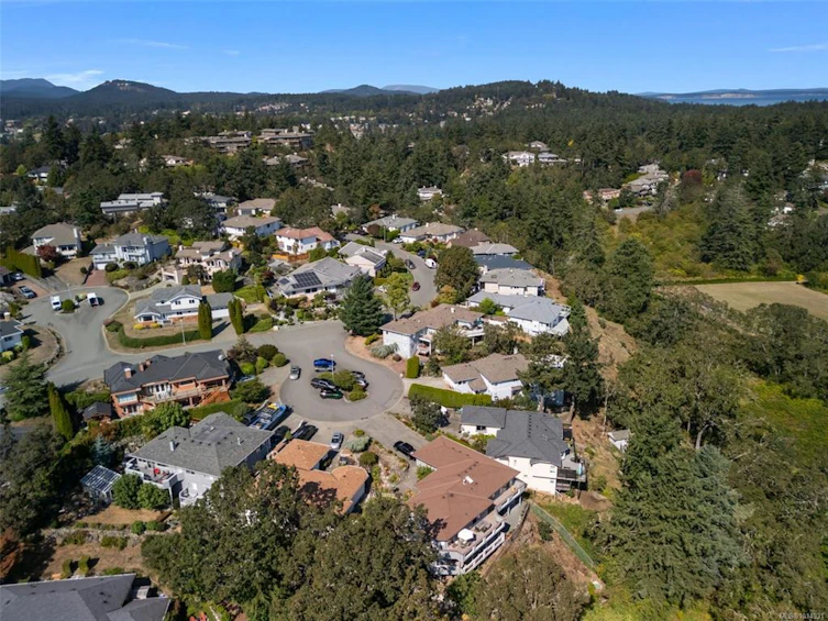 899 Currandale Court, Saanich, BC, V8X 4Y2 - 50