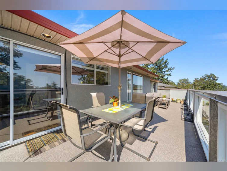 899 Currandale Court, Saanich, BC, V8X 4Y2 - 13