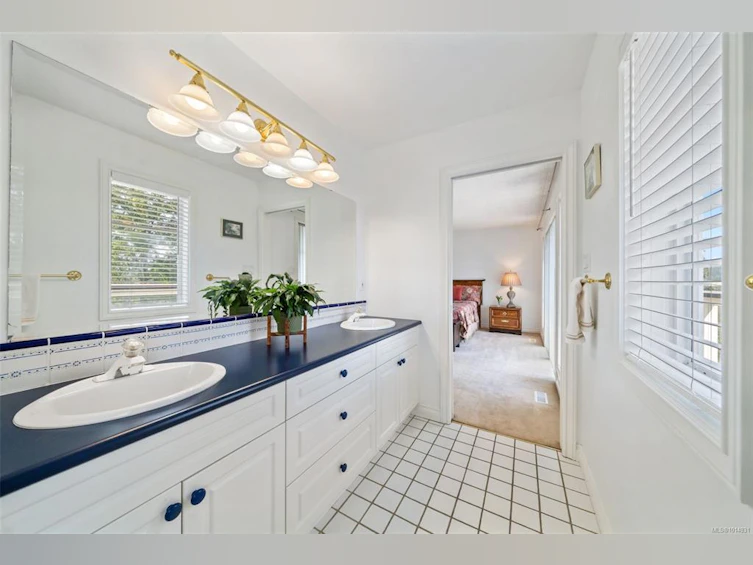 899 Currandale Court, Saanich, BC, V8X 4Y2 - 21