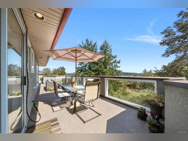 899 Currandale Court, Saanich, BC, V8X 4Y2 - 4