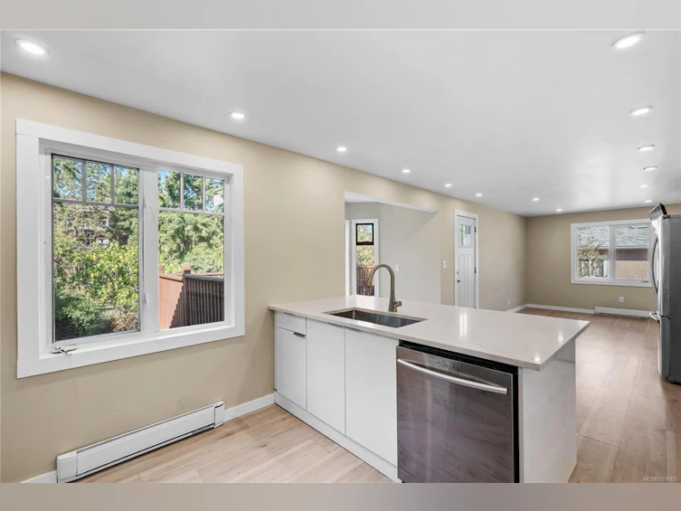 3276 Linwood Avenue, Saanich, BC, V8X 1E4 - 14