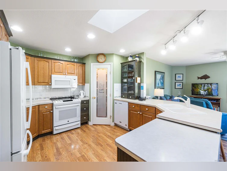 785 Nicolls Drive, French Creek, BC, V9P 1W9 - 6