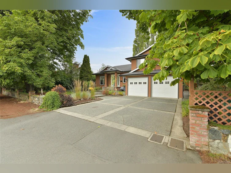 882 Canterbury Road, Saanich, BC, V8X 3E6 - 82