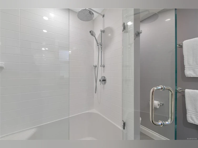 4467 Autumnwood Lane, Saanich, BC, V8X 4V8 - 35