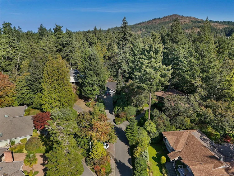 4467 Autumnwood Lane, Saanich, BC, V8X 4V8 - 48