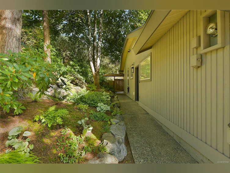 4467 Autumnwood Lane, Saanich, BC, V8X 4V8 - 73