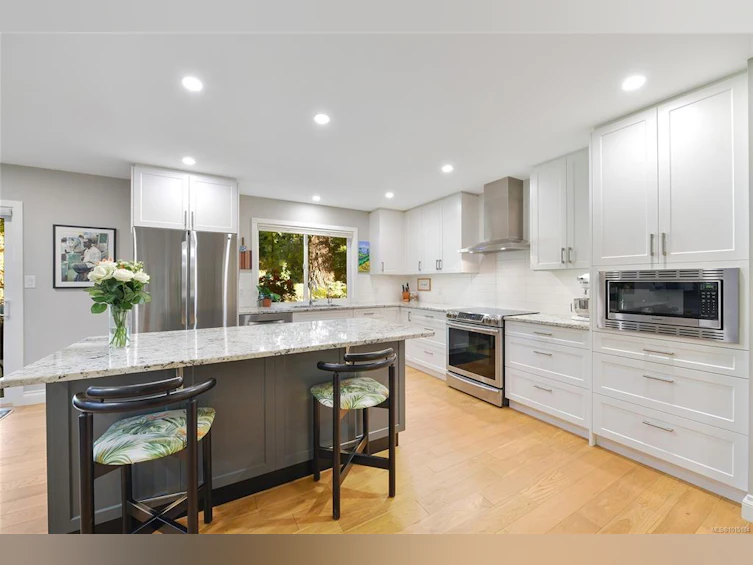 4467 Autumnwood Lane, Saanich, BC, V8X 4V8 - 17