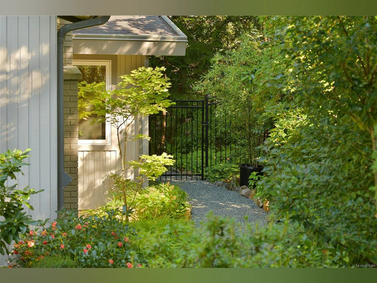 4467 Autumnwood Lane, Saanich, BC, V8X 4V8 - 82