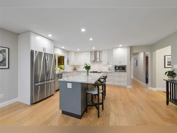 4467 Autumnwood Lane, Saanich, BC, V8X 4V8 - 11