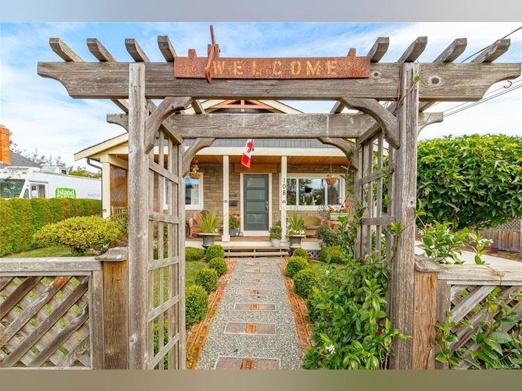 108 Crease Avenue, Saanich, BC, V8Z 1S7 - 3