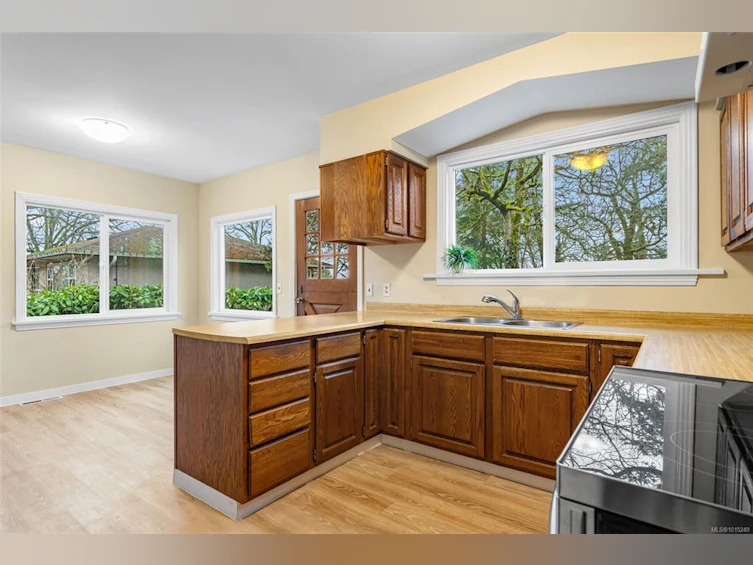1075 W Burnside Road, Saanich, BC, V8Z 1N4 - 9