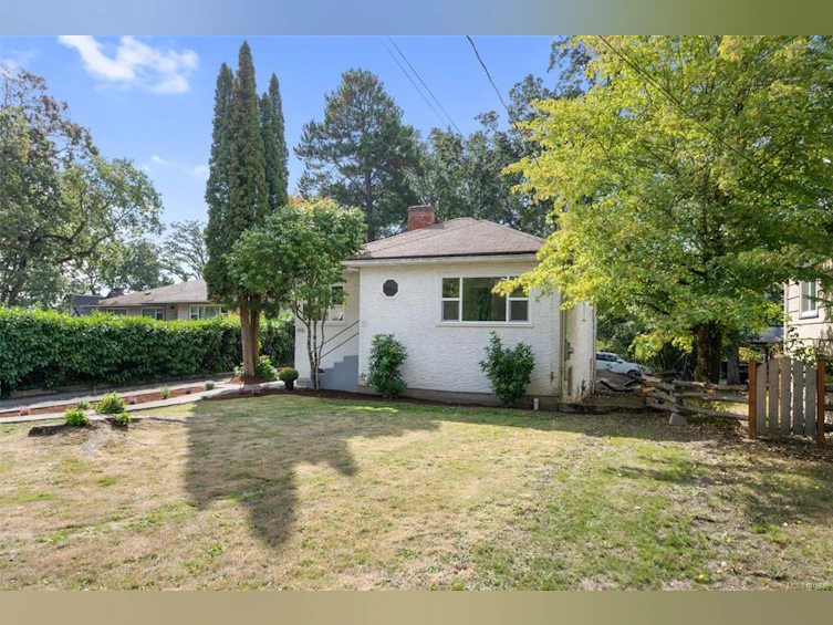 1075 W Burnside Road, Saanich, BC, V8Z 1N4 - 3