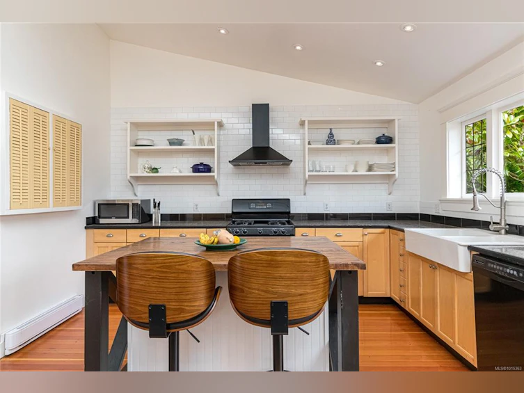 625 Harbinger Avenue, Victoria, BC, V8V 4H9 - 2