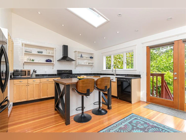 625 Harbinger Avenue, Victoria, BC, V8V 4H9 - 3