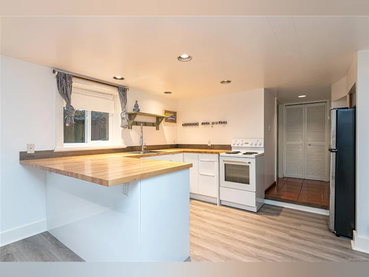 625 Harbinger Avenue, Victoria, BC, V8V 4H9 - 41