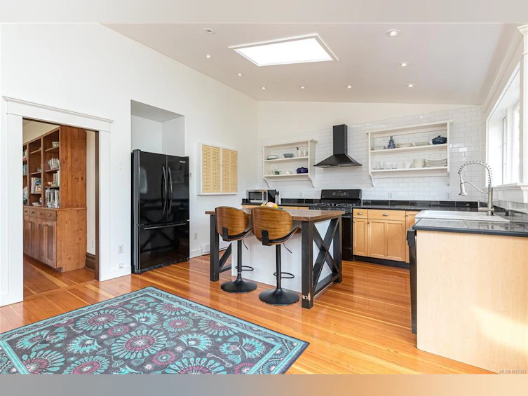 625 Harbinger Avenue, Victoria, BC, V8V 4H9 - 4