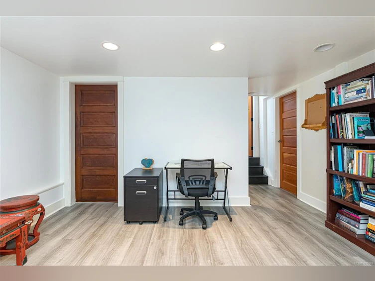 625 Harbinger Avenue, Victoria, BC, V8V 4H9 - 21