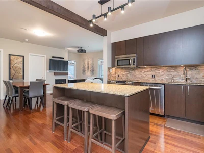 302-1395 Bear Mountain Pkwy - 2