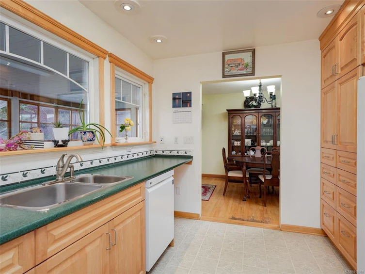3983 Oakwood Street, Saanich, BC, V8N 3M9 - 8