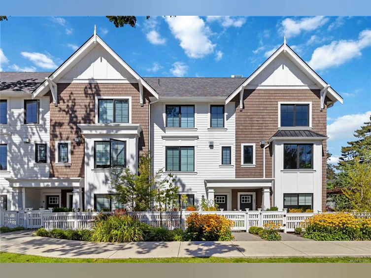 10-1810 Kings Road, Saanich, BC, V8R 2P3 - 2