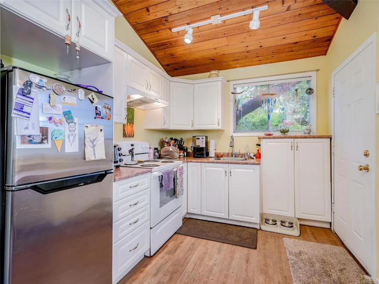3998 Holland Avenue, Saanich, BC, V8Z 5K1 - 33
