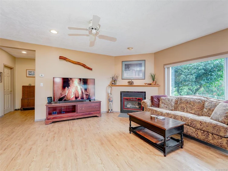 3998 Holland Avenue, Saanich, BC, V8Z 5K1 - 6
