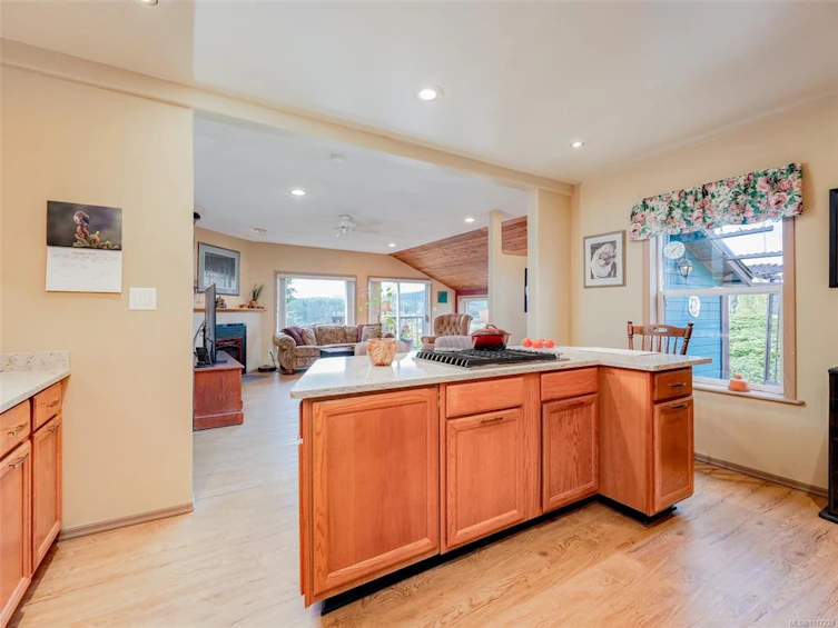 3998 Holland Avenue, Saanich, BC, V8Z 5K1 - 8