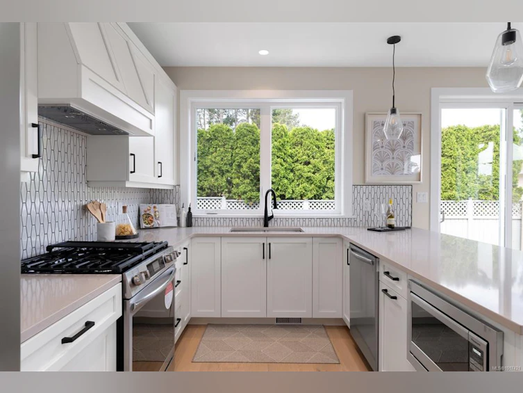 9556 Northlawn Terrace, Sidney, BC, V8L 1R8 - 9