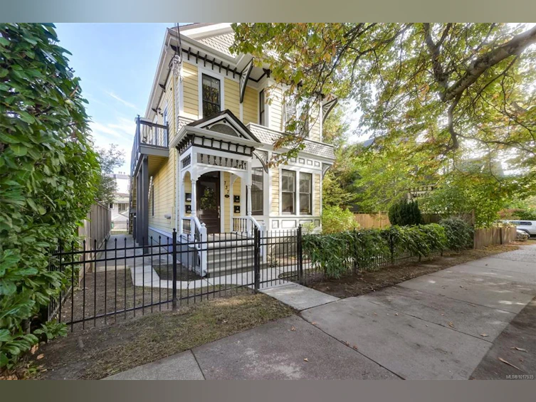 737 Vancouver Street, Victoria, BC, V8V 3V4 - 3