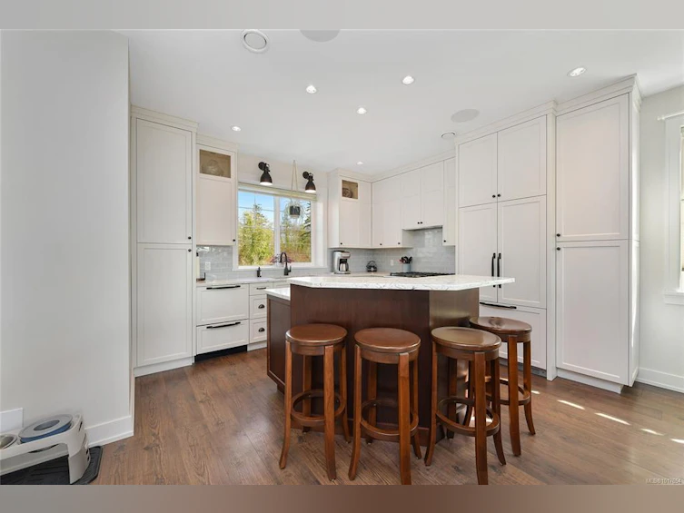 10324 Tsaykum Road, North Saanich, BC, V8L 0A2 - 11