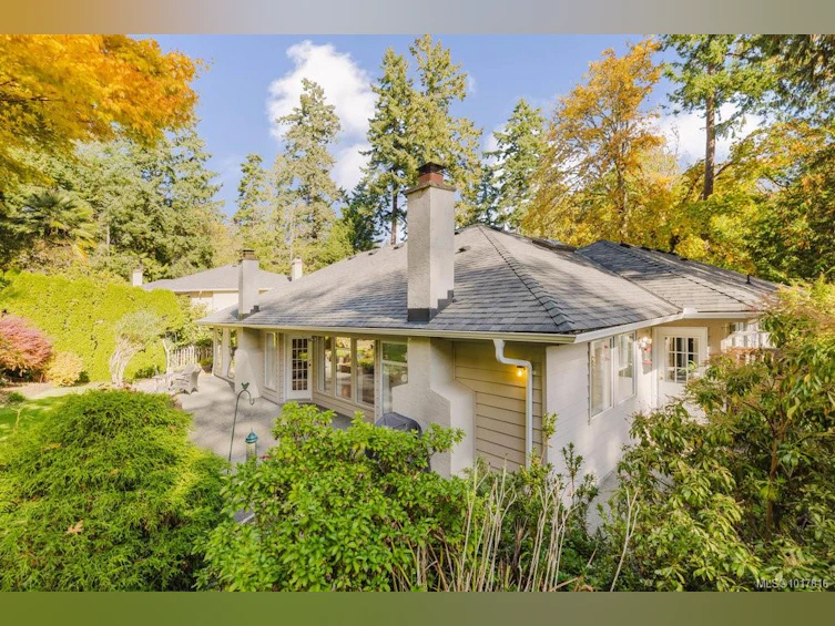 4724 Lochside Drive, Saanich, BC, V8Y 3B6 - 31