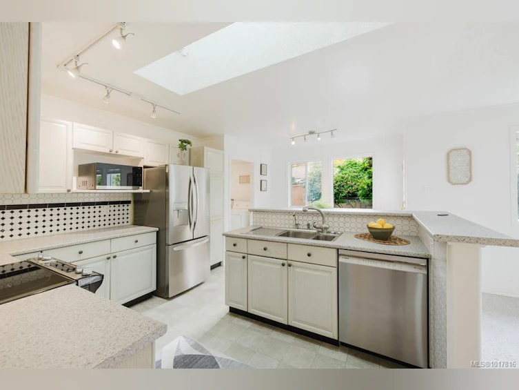 4724 Lochside Drive, Saanich, BC, V8Y 3B6 - 9