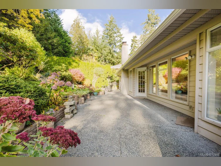 4724 Lochside Drive, Saanich, BC, V8Y 3B6 - 29