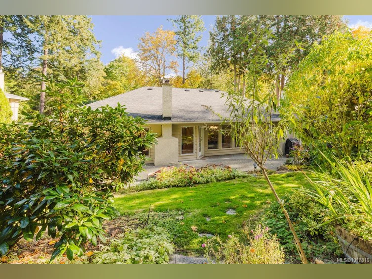4724 Lochside Drive, Saanich, BC, V8Y 3B6 - 30