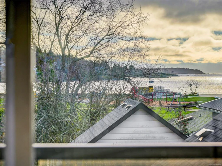 204-2589 Penrhyn Street, Saanich, BC, V8N 1G4 - 2