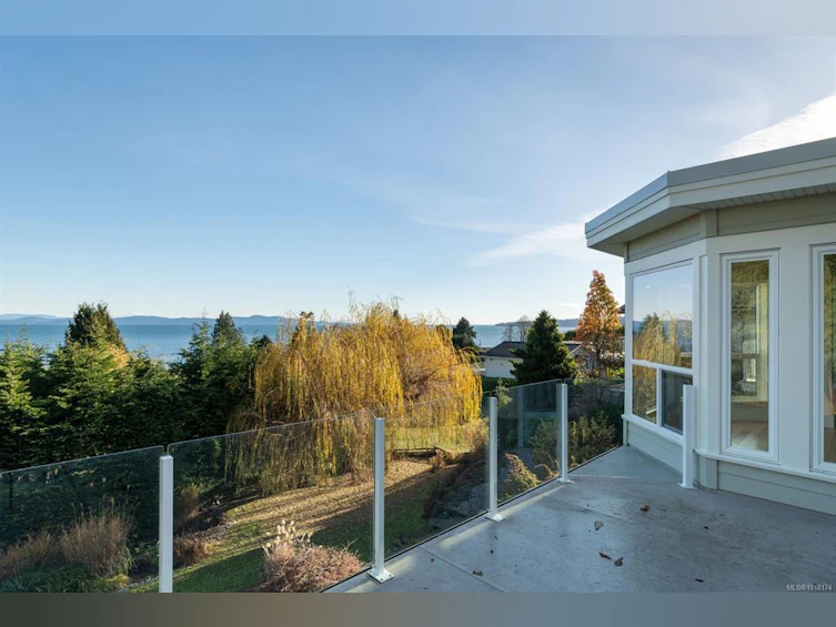 5055 Lochside Drive, Saanich, BC, V8Y 2G1 - 14
