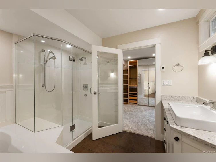 5055 Lochside Drive, Saanich, BC, V8Y 2G1 - 31