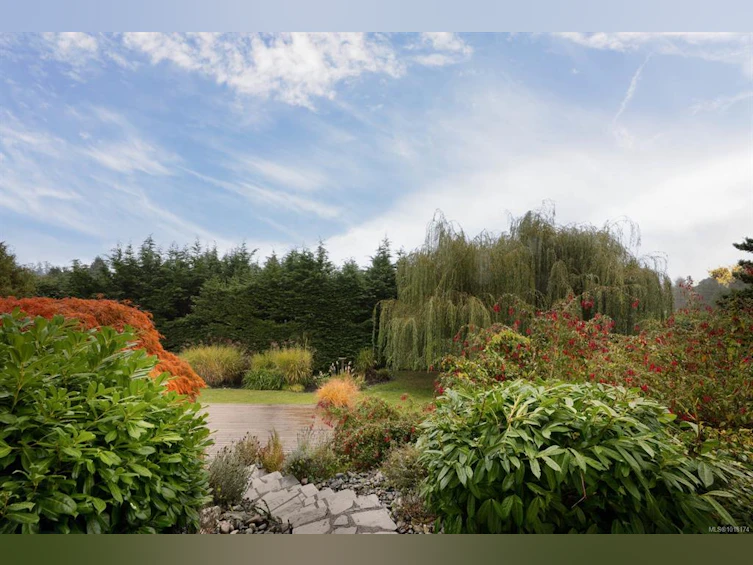 5055 Lochside Drive, Saanich, BC, V8Y 2G1 - 5