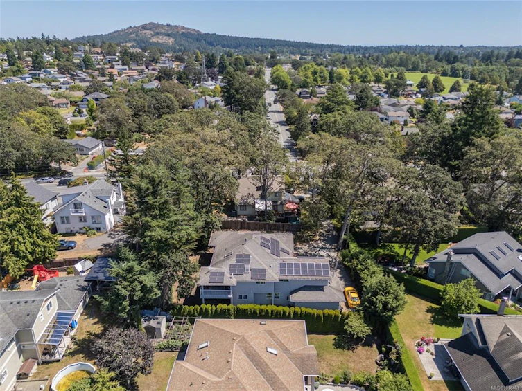 4202 Quadra Street, Saanich, BC, V8X 1L4 - 2