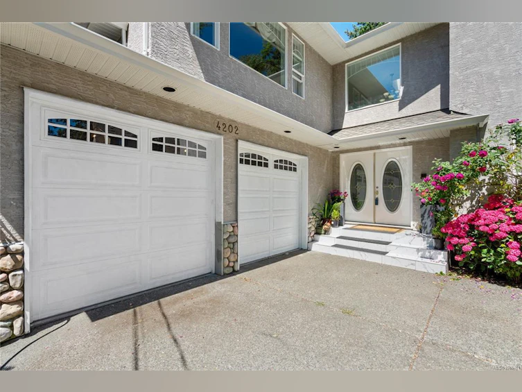4202 Quadra Street, Saanich, BC, V8X 1L4 - 32