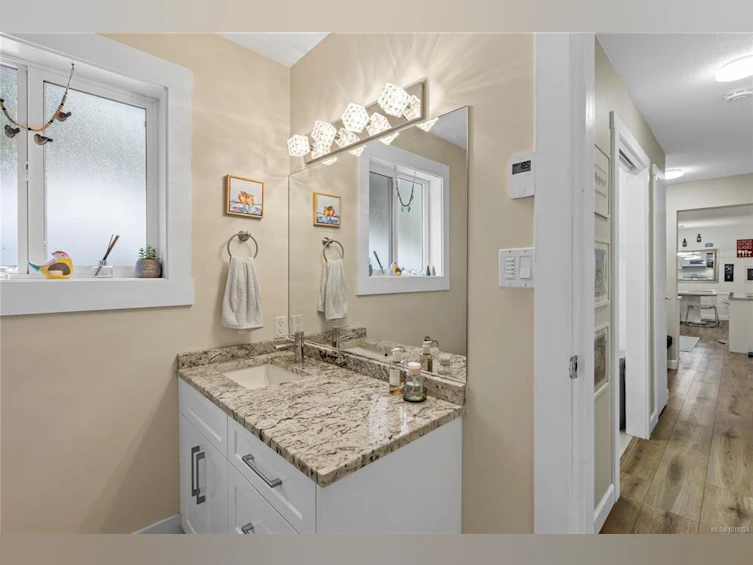 217 Valdez Avenue, Qualicum Beach, BC, V9K 1R8 - 38