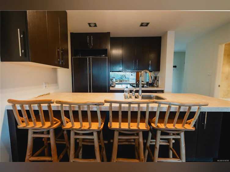 102-368 Main Street, Tofino, BC, V0R 2Z0 - 7