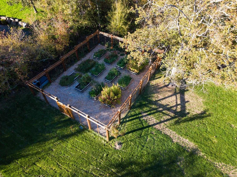 11321 Chalet Road, North Saanich, BC, V8L 5M1 - 9